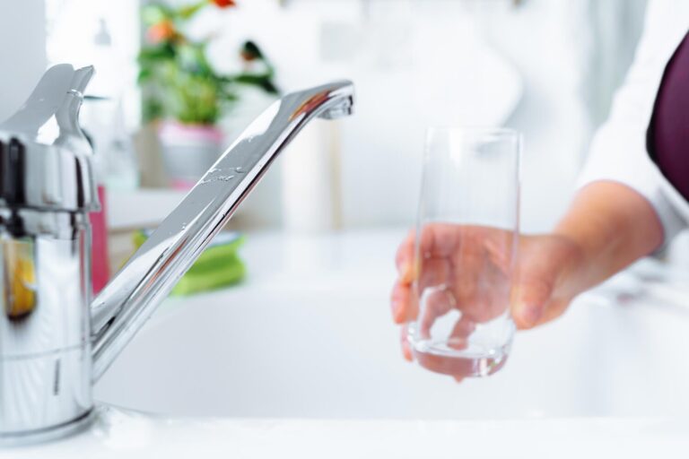 Woda filtrowana a woda z kranu