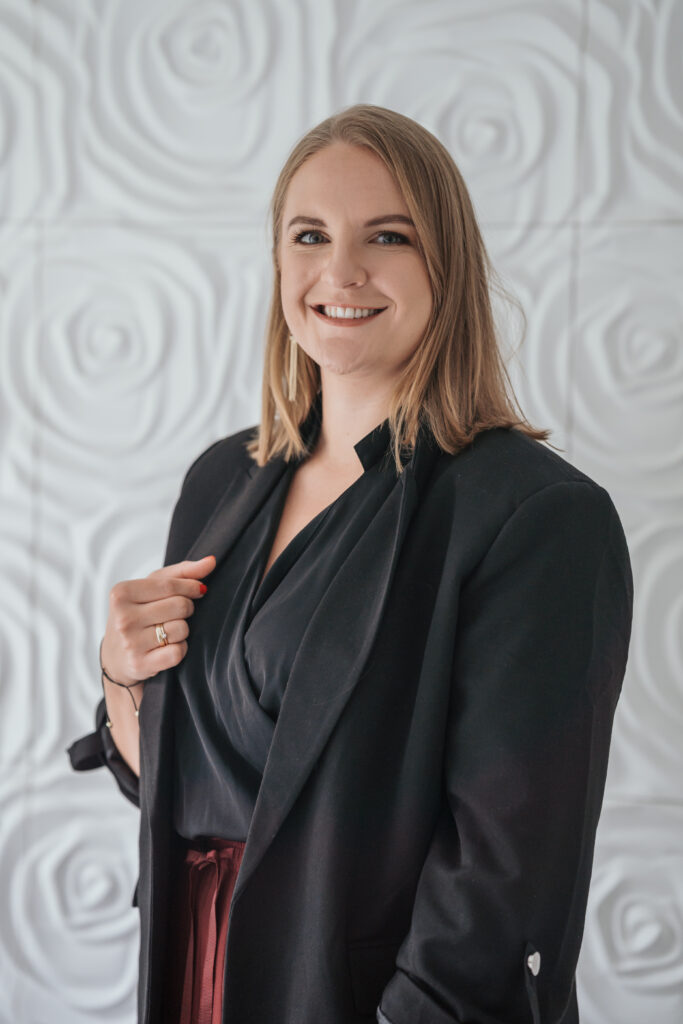 Karolina Spałek
Logopeda, neurologopeda, Instruktor Metody Butejki, trener emisji głosu. Od 2014 roku prowadzi w Tarnowskich Górach gabinety terapeutyczne, gdzie wspólnie z zespołem specjalistów osiąga sukcesy w terapii niemowląt, dzieci, młodzieży i dorosłych. Zajmuje się również szkoleniem logopedów, terapeutów i nauczycieli na terenie całej Polski.